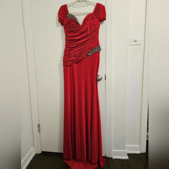 Red dress - Picture 2 of 4